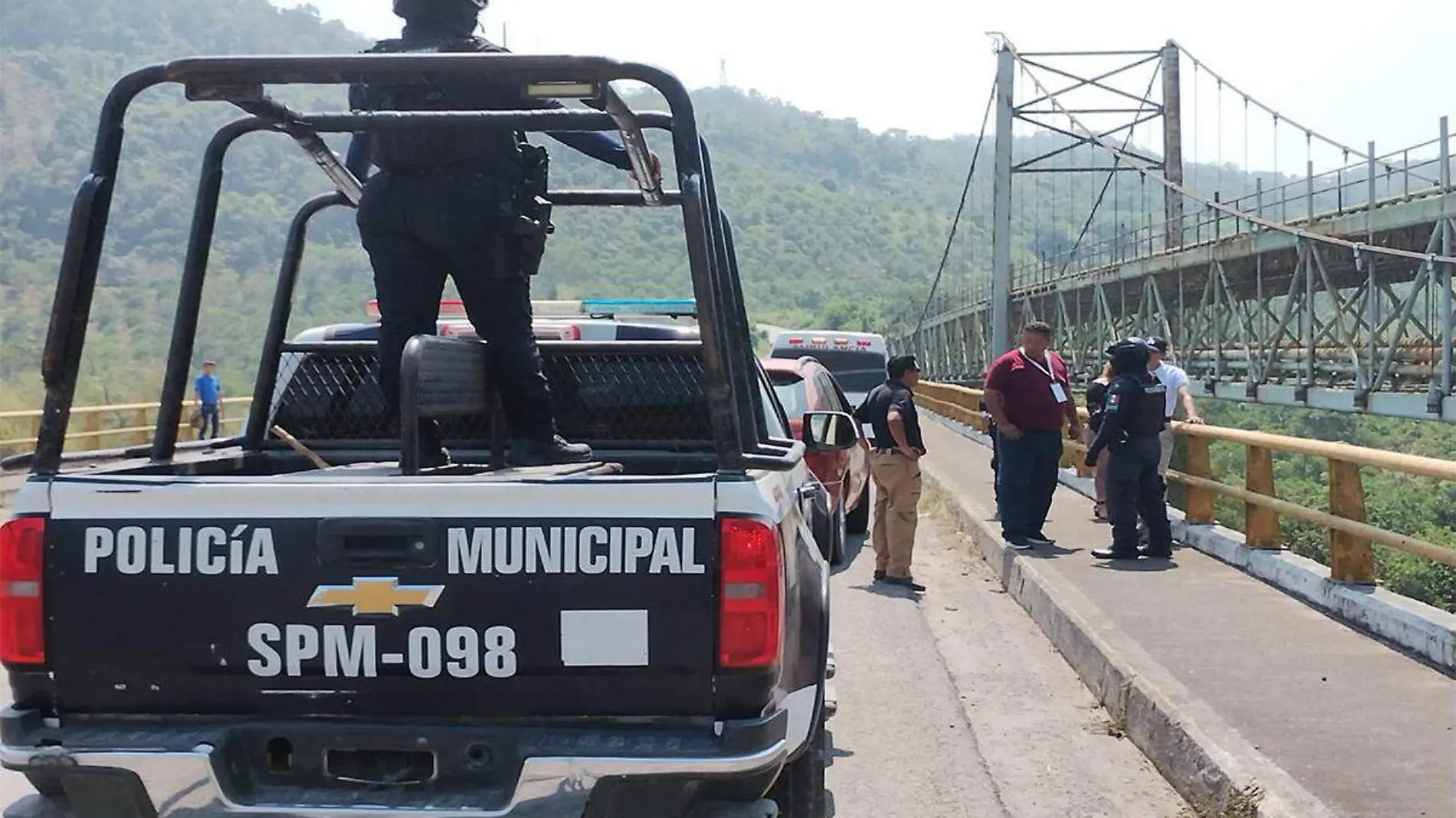 Detienen a joven que intentaba arrojarse de puente